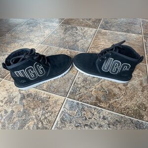 UGG Neumel Graphic Outline Chukka- Black, Big Kid’s Size 6